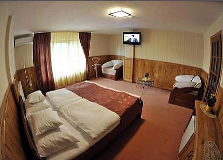 Trojka Hotel Es Panzio ソルノク 部屋 写真